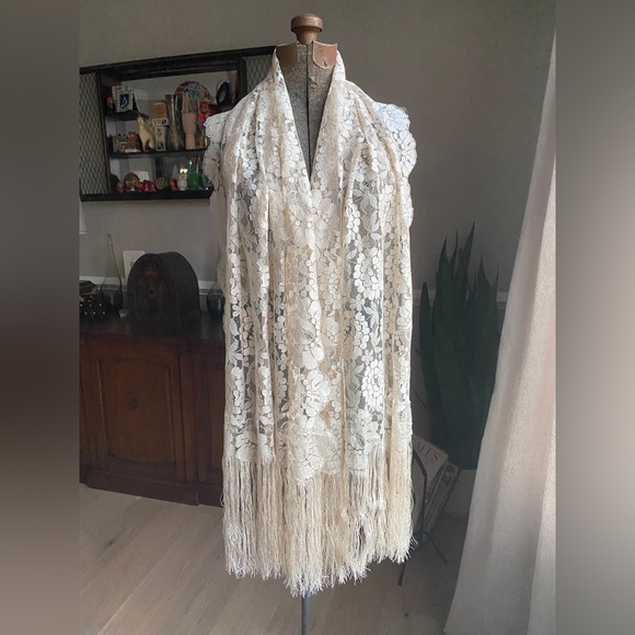 Elegant Vintage 70s Floral Lace Scarf/Shawl with fringe. Boho. Stevie Nicks - Picture 5 of 6